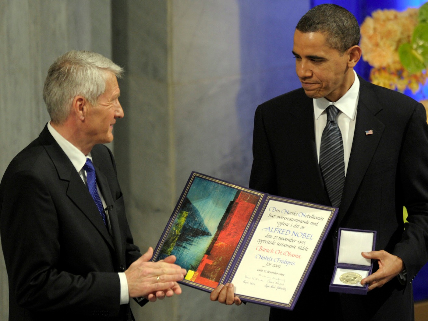 โอบามารับรางวัลโนเบลสาขาสันติภาพจากธอร์บียอร์น ยักลันด์ ประธานคณะกรรมการรางวัลโนเบล เมื่อ 10 ธันวาคม 2552 / Official White House Photo by Pete Souza