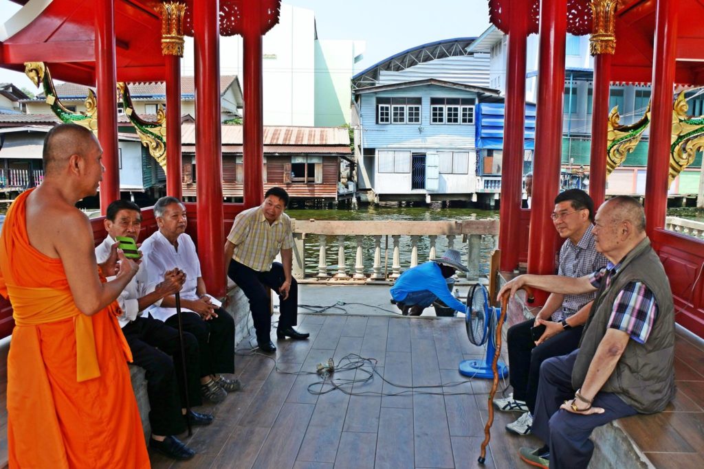 ขรรค์ชัย บุนปาน (ขวา) ตรวจเยี่ยมการสร้างศาลาท่าน้ำวัดนางนอง