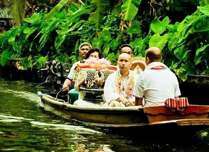 ปัจจุบัน ชาวบางขุนเทียบที่ตั้งบ้านอยู่เรือนริมน้ำยังใช้คลองในการสัญจร (ภาพโดย นาวิน มีบรรจง)