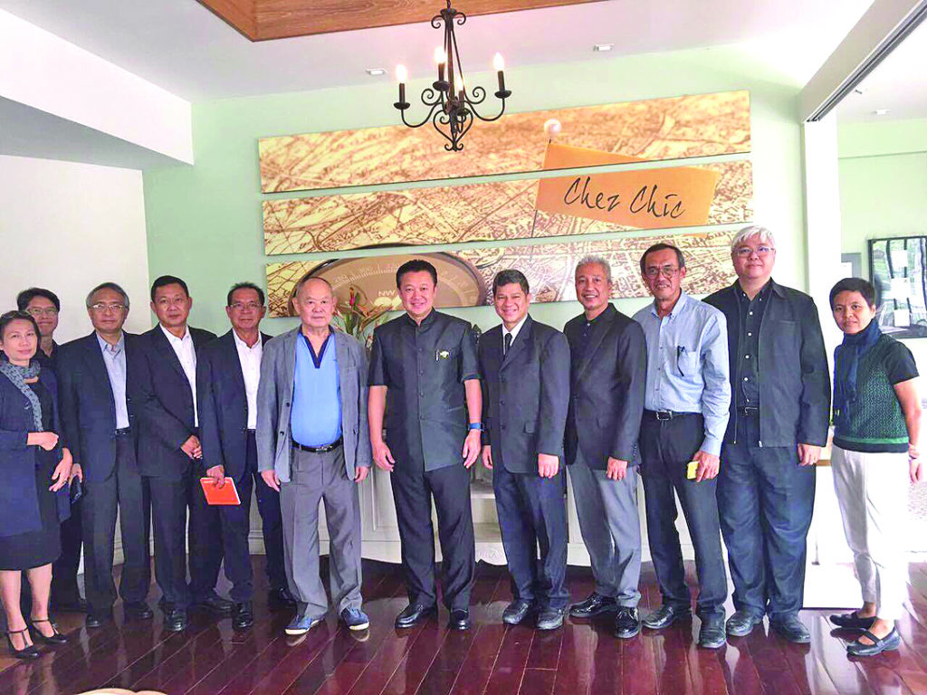ยุทธศักดิ์ สุภสร ผู้ว่าการการท่องเที่ยวแห่งประเทศไทย (ททท.) พบปะแลกเปลี่ยนความคิดเห็นกับขรรค์ชัย บุนปาน และคณะผู้บริหาร มติชน 
