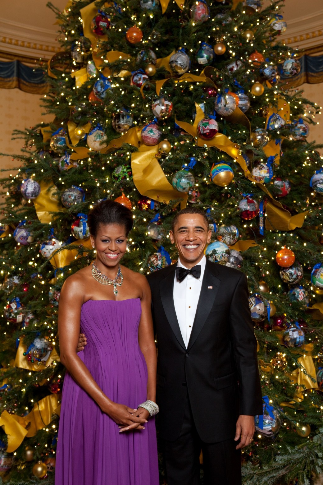 โอบามากับมิเชลถเทศกาลวันหยุดครั้งแรก หน้าต้นคริสต์มาสอย่างเป็นทางการของทำเนียบขาว / Official White House Photo by Pete Souza