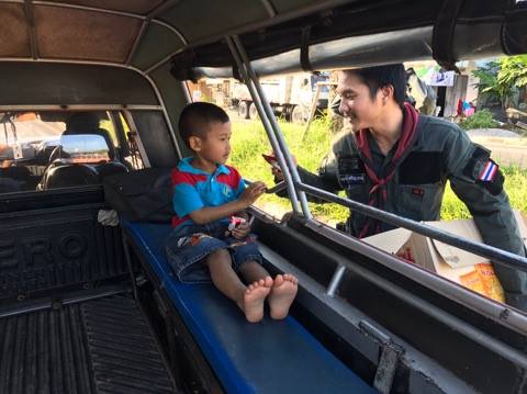 ตำรวจโกตาบารูตัั้งด่านแจกขนม