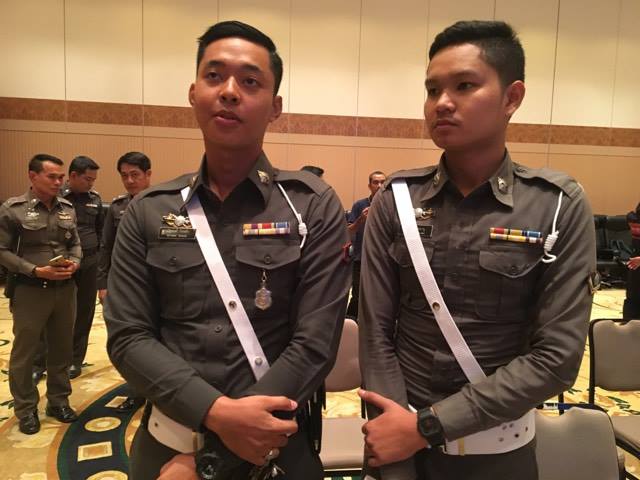 ทีมตำรวจ สภ.พนัสนิคม เล่นดนตรีเปิดหมวก รับบริจาคช่วยผู้ประสบภัยน้ำท่วมภาคใต้