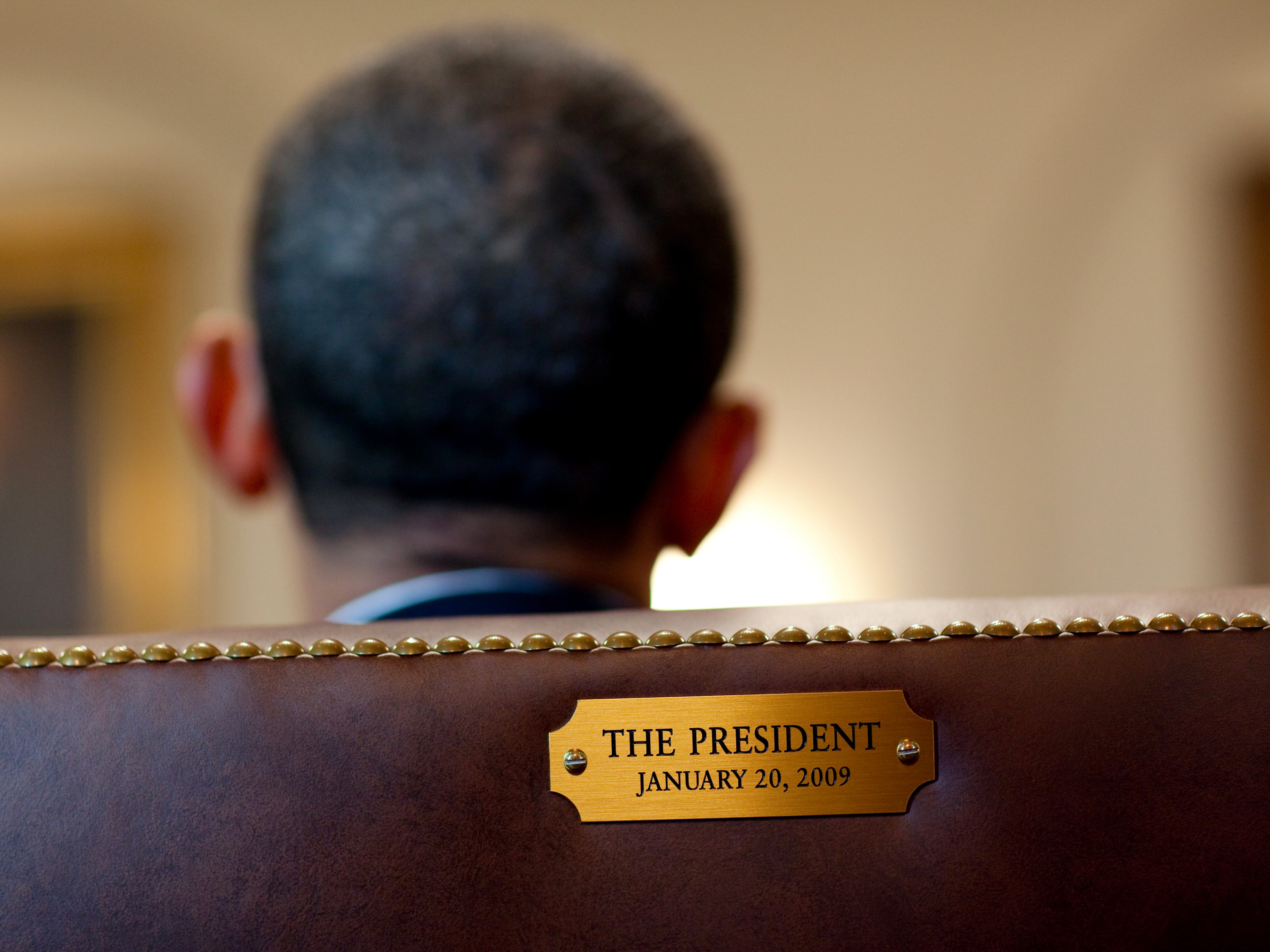เก้าอี้ของโอบามาที่มีการสลักวันที่ในการเข้ารับตำแหน่งประธานาธิบดีไว้ / Official White House Photo by Pete Souza
