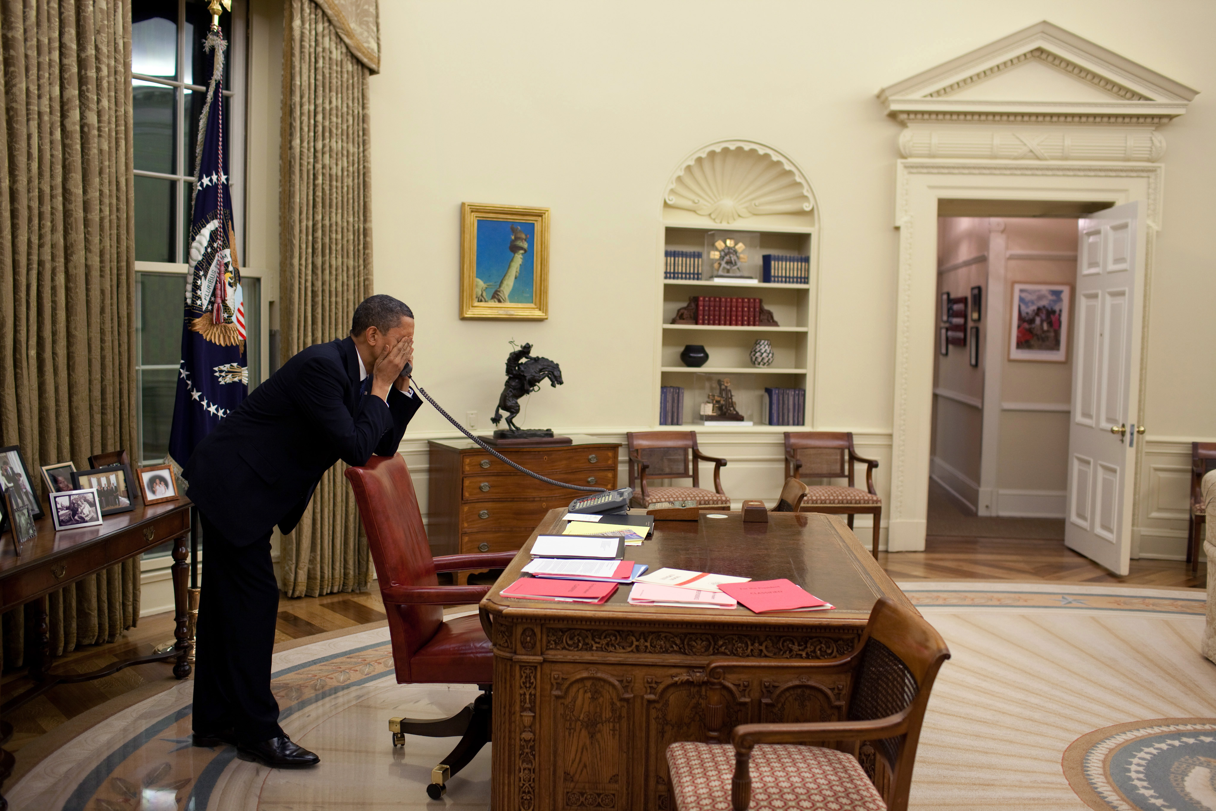 โอบามาคุยโทรศัพท์กับสมาชิกสภาคองเกรสในช่วงก่อนหน้าการลงคะแนนในร่างกฎหมายปฏิรูประบบประกันสุขภาพ / Official White House Photo by Pete Souza 