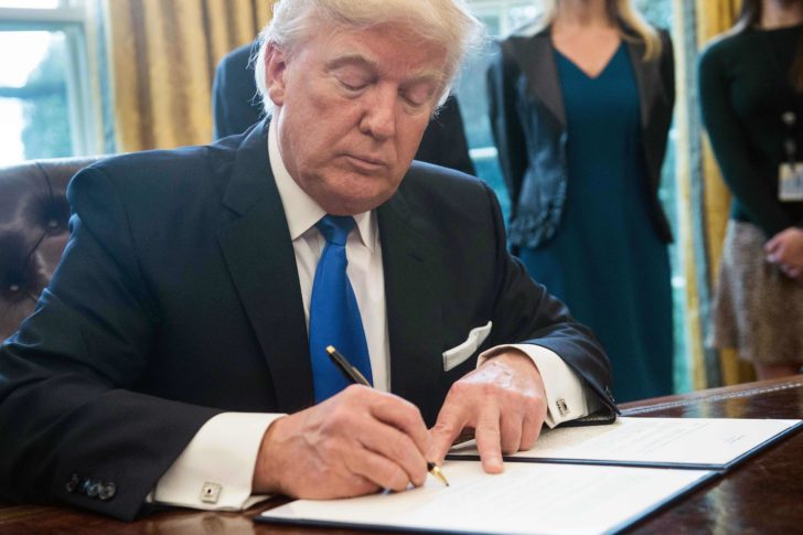 Trump signs orders reviving Keystone, Dakota pipelines