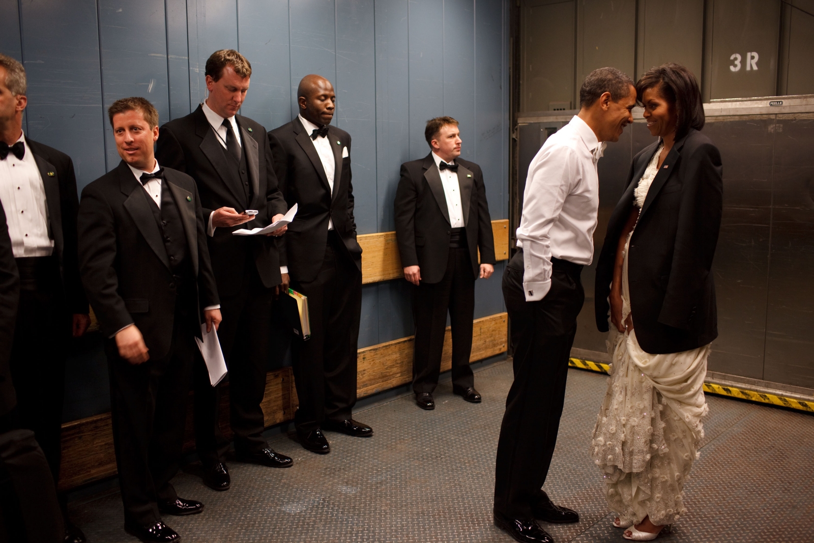 โอบามา หยอกล้อกับ มิเชล โอบามา สุภาพสตรีหมายเลข 1 ในงานเลี้ยงเฉลิมฉลองการเข้ารับตำแหน่ง / Official White House Photo by Pete Souza