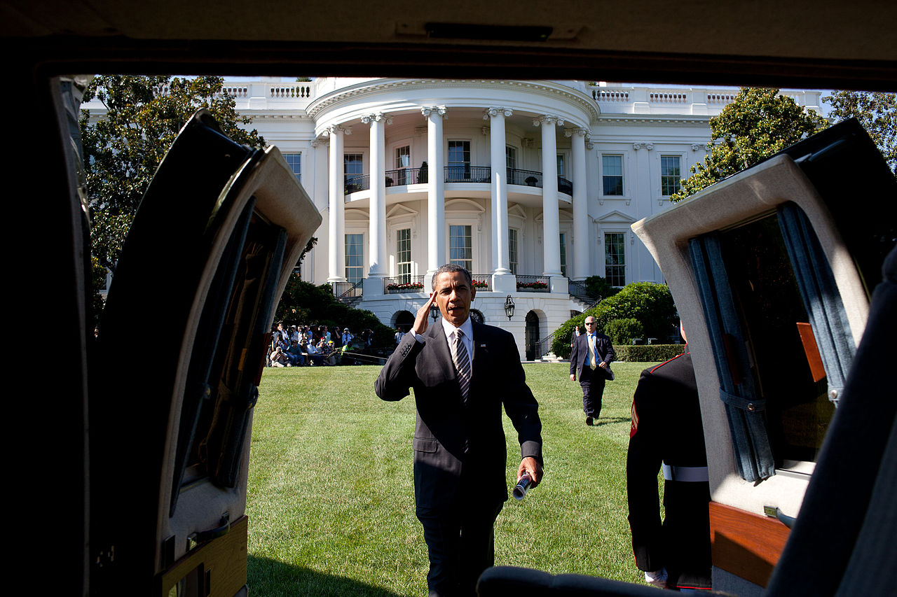 โอบามาแสดงวันทยหัตถ์ทำความเคารพนาวิกโยธินขณะเตรียมขึ้น ‘มารีนวัน’ ที่สนามหญ้าทางทิศใต้ของทำเนียบขาว / Official White House Photo by Pete Souza