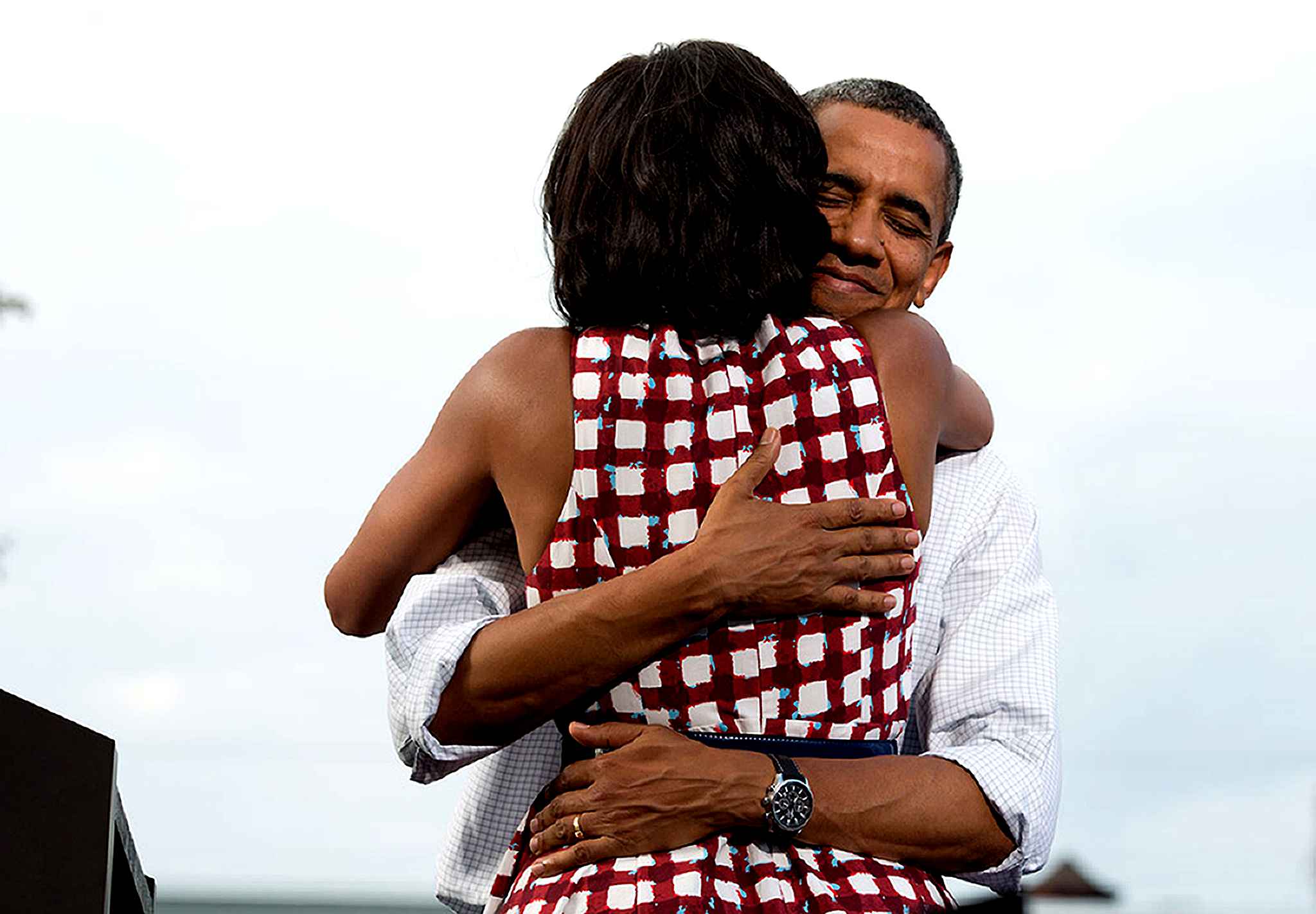 โอบามาสวมกอดสุภาพสตรีหมายเลข 1 ระหว่างการปราศรัยหาเสียงในเมืองดาเวนพอร์ต รัฐไอโอวา ที่กลายเป็นภาพที่ถูกรีทวีตมากที่สุดตลอดกาล / Official White House Photo by Pete Souza