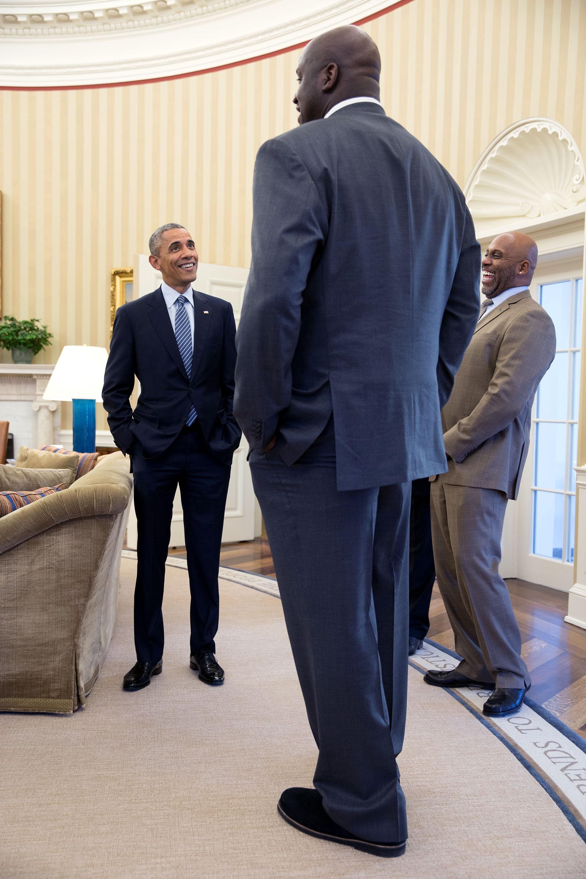 โอบามาพบกับ แชคีล โอนีล อดีตนักบาสเกตบอลเอ็นบีเอที่ห้องทำงานรูปไข่ / Official White House Photo by Pete Souza