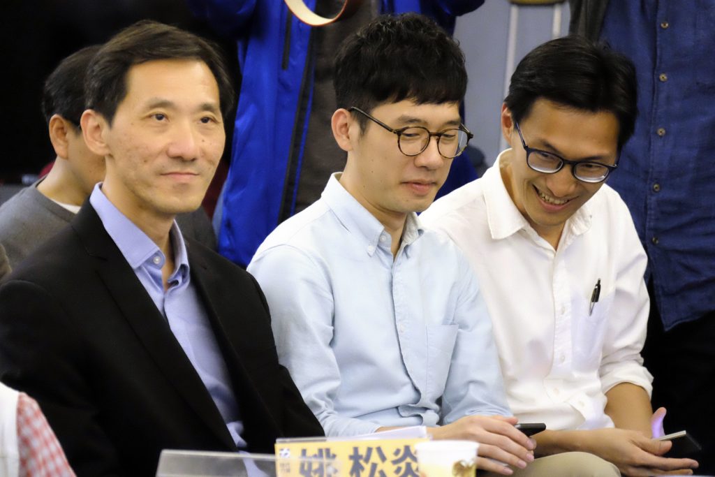 ภาพขณะนายนาธาน ลอว์ ส.ส.ฮ่องกง ร่วมงานเสวนาทางการเมือง หนึ่งในกิจกรรมเพื่อประชาธิปไตย ที่กลุ่มนักเคลื่อนไหวในไต้หวันเป็นเจ้าภาพจัดขึ้น ที่กรุงไทเปของไต้หวัน เมื่อสุดสัปดาห์ที่ผ่านมา (ภาพเอเอฟพี)