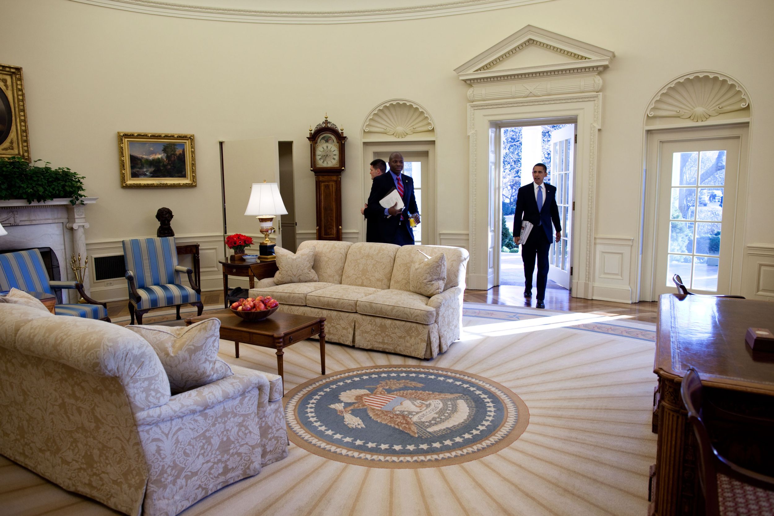 วันต่อมา โอบามาเข้าห้องทำงานรูปไข่ เป็นการเริ่มต้นการทำงานเต็มเวลาวันแรกในฐานะประธานาธิบดีสหรัฐ / Official White House Photo by Pete Souza