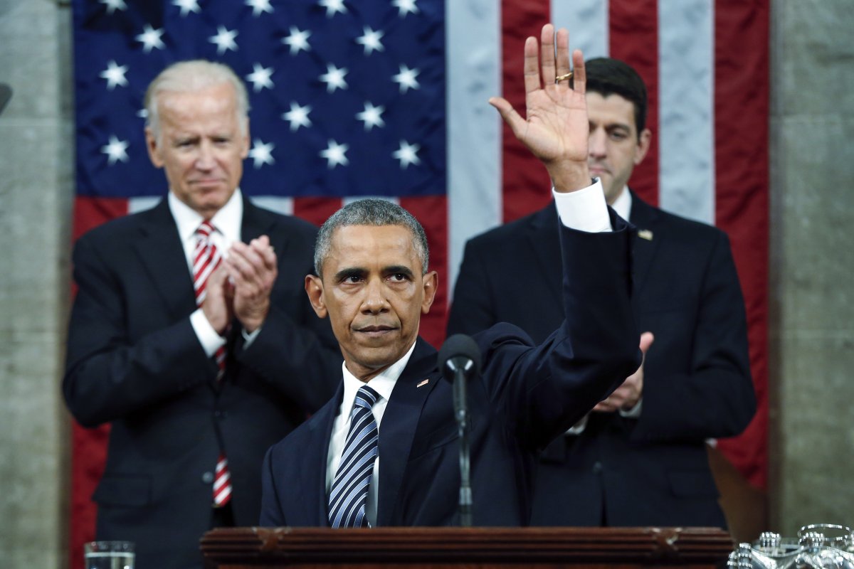 โอบามาโบกมือหลังเสร็จสิ้นการกล่าวแถลงนโยบายต่อรัฐสภาครั้งที่ 8 ซึ่งเป็นครั้งสุดท้ายของเขา เมื่อ 12 มกราคม 2559 / Official White House Photo by Pete Souza