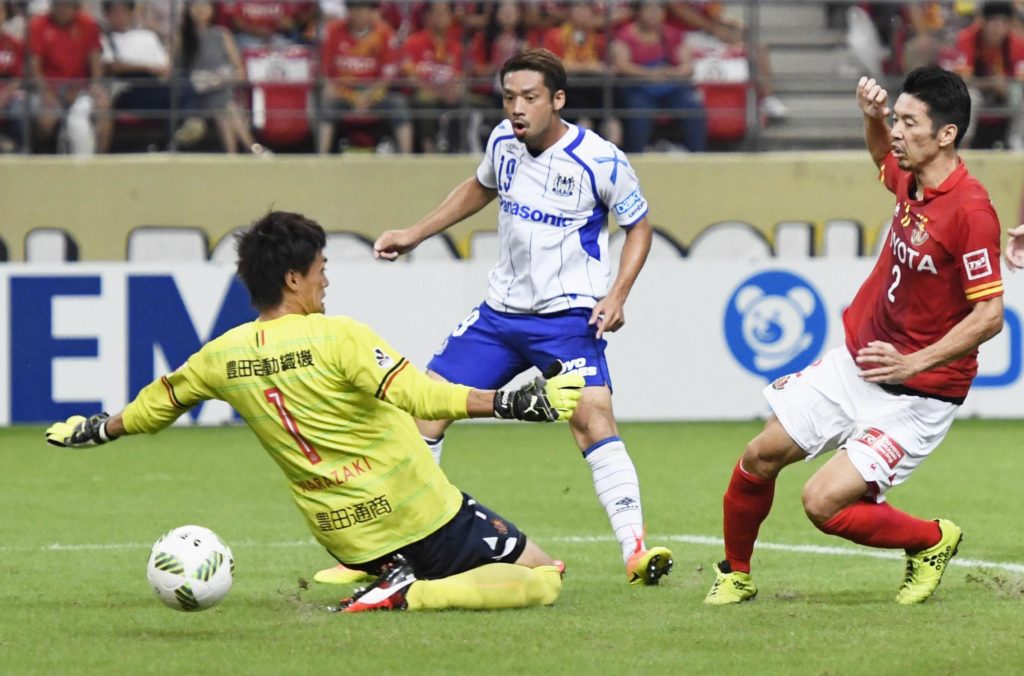 บนอกเสื้อยังปรากฏโลโก้สปอนเซอร์หลักชัดเจน (เครดิตภาพ The Japan Times)