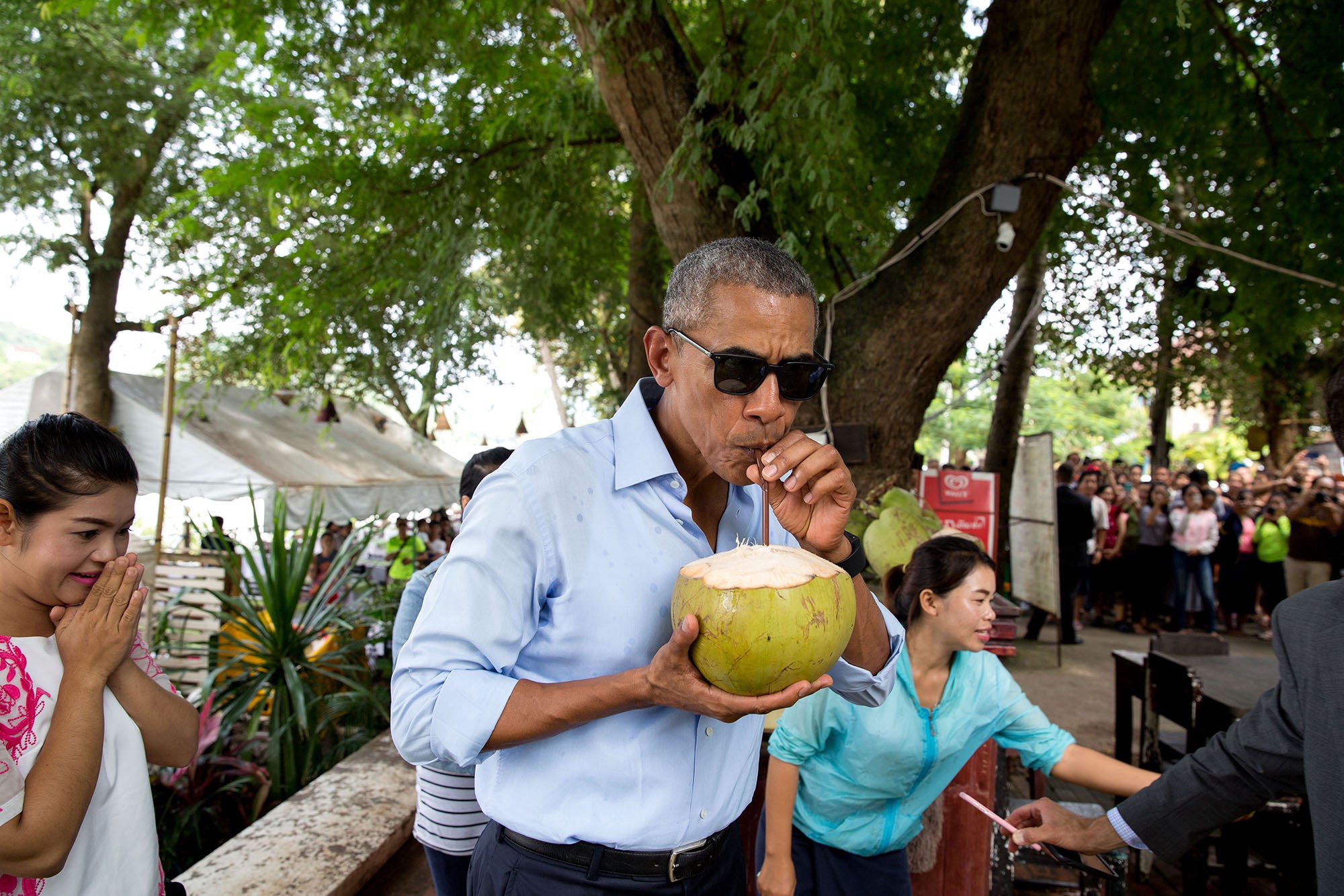 โอบามาดูดน้ำจากลูกมะพร้าวที่เมืองหลวงพระบาง ขณะเดินทางเยือนลาว เมื่อ 7 กันยายน 2559 / Official White House Photo by Pete Souza