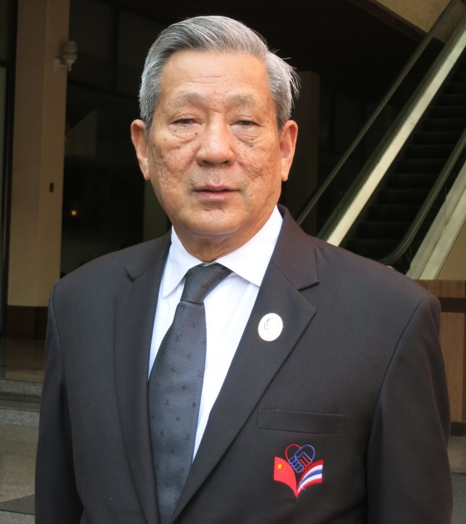  พินิจ จารุสมบัติ 