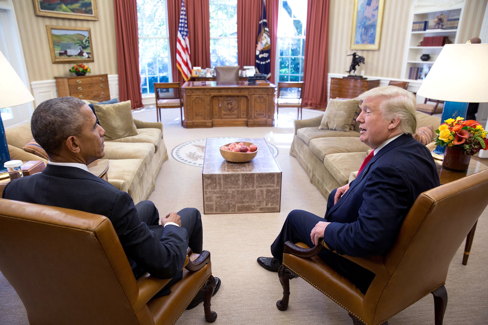 โอบามาพบกับว่าที่ประธานาธิบดี โดนัลด์ ทรัมป์ เมื่อวันที่ 10 พฤศจิกายน 2 วันหลังทรัมป์ชนะการเลือกตั้ง / Official White House Photo by Pete Souza