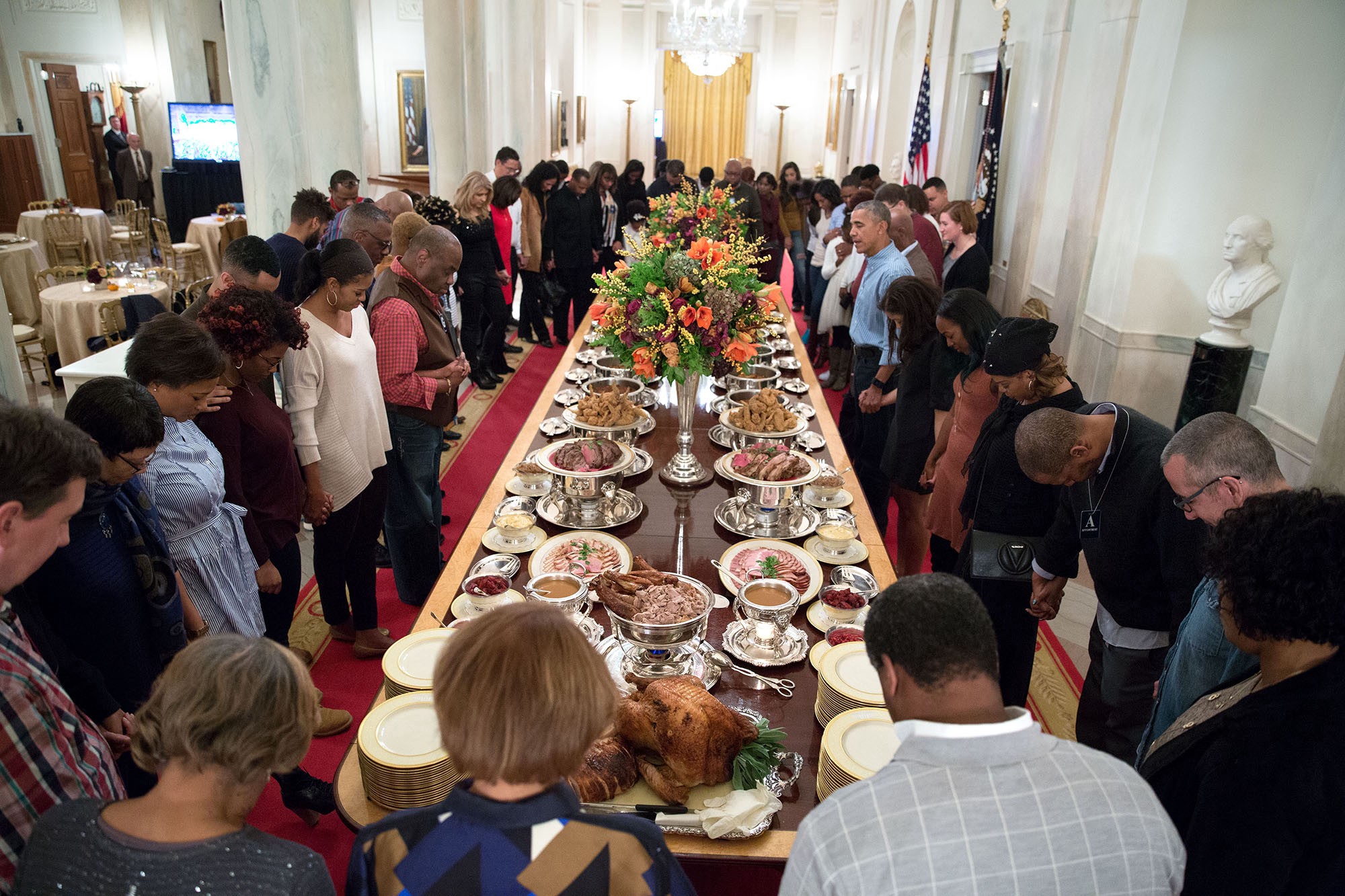 โอบามานำสวดมนต์ก่อนหน้างานเลี้ยงอาหารค่ำแก่ครอบครัวและเพื่อนฝูงของเจ้าหน้าที่ทำเนียบขาว ในเทศกาลวันขอบคุณพระเจ้า เมื่อ 24 พฤศจิกายน 2559 / Official White House Photo by Pete Souza