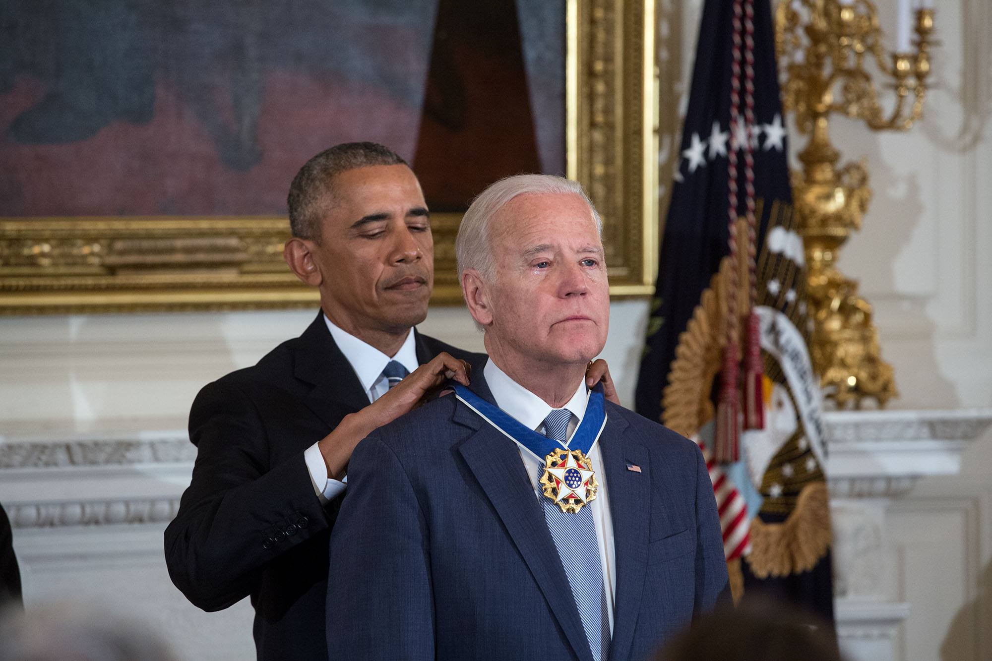 โอบามามอบเหรียญอิสรภาพประธานาธิบดีให้กับไบเดน ที่ทำเนียบขาว เมื่อ 12 มกราคม 2560 / Official White House Photo by Pete Souza
