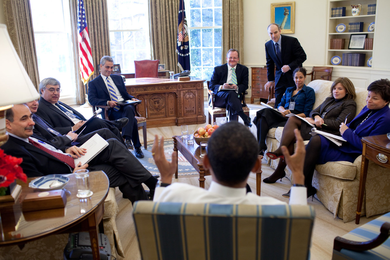 โอบามาประชุมร่วมกับคณะที่ปรึกษาอาวุโสในห้องทำงานรูปไข่ ในช่วงสัปดาห์ที่ 3 ของการดำรงตำแหน่งประธานาธิบดี / Official White House Photo by Pete Souza