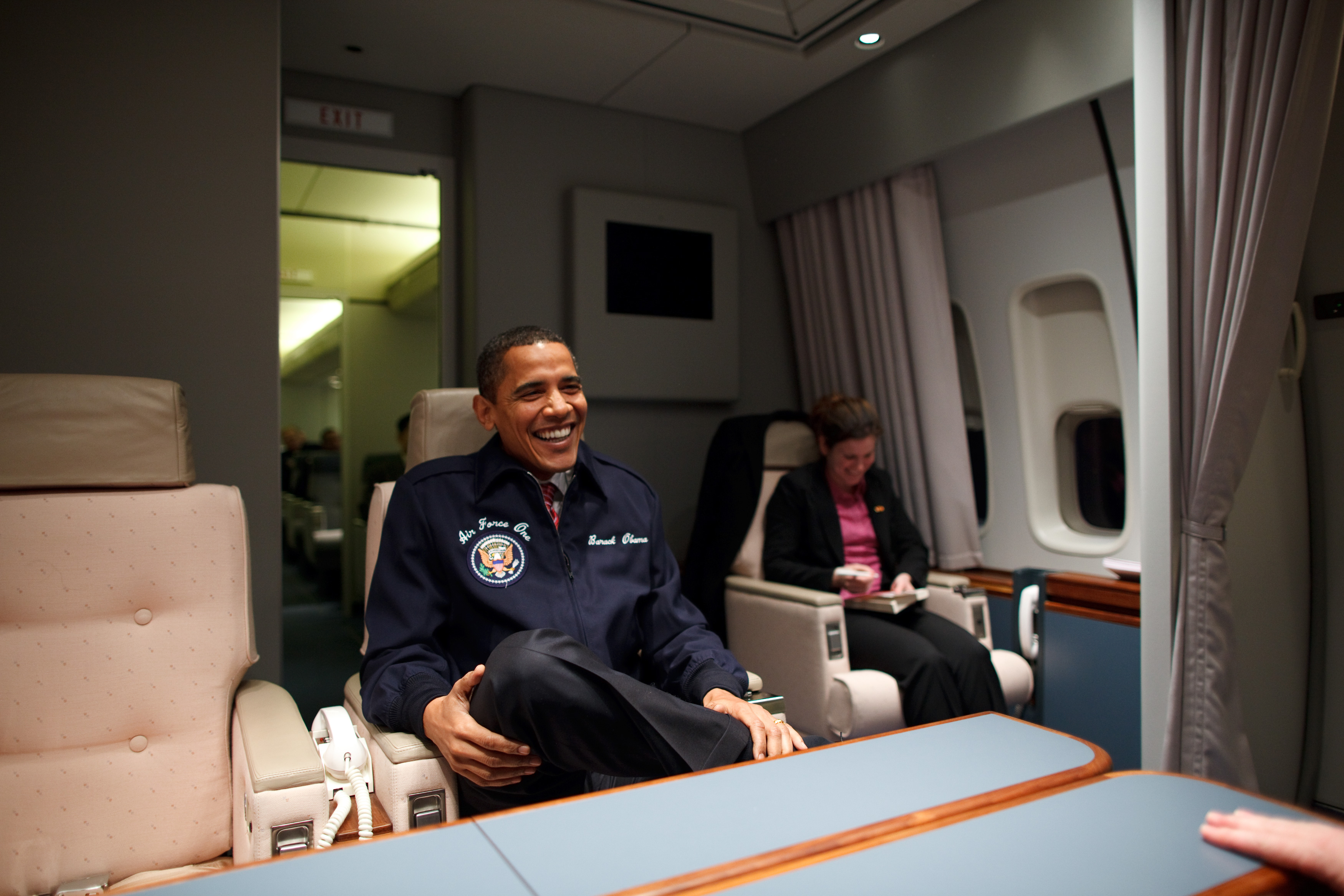 โอบามาขณะโดยสารเครื่องบินประจำตำแหน่ง 'แอร์ฟอร์ซวัน' เป็นครั้งแรก / Official White House Photo by Pete Souza