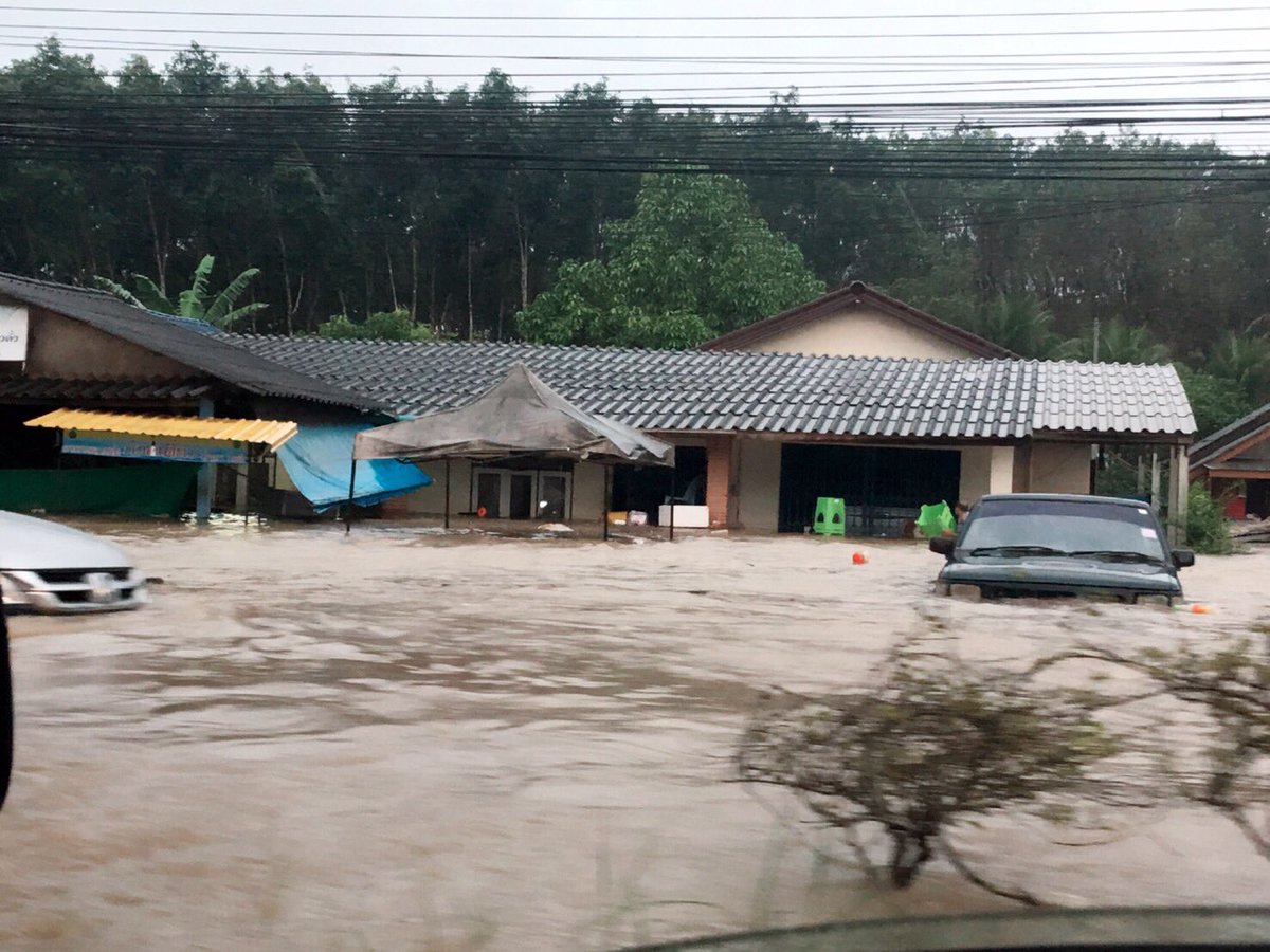  ☯υπόθεση ⏭ ‏@BoonchanKaran 18m18 minutes ago ปากทางเข้าบ้านแม่ ณ.เพลานี้ ??? #น้ำท่วมกระบี่