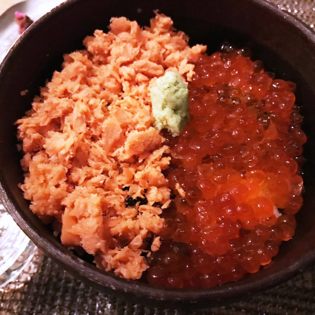 ข้าวหน้าไข่ปลาแซลมอน