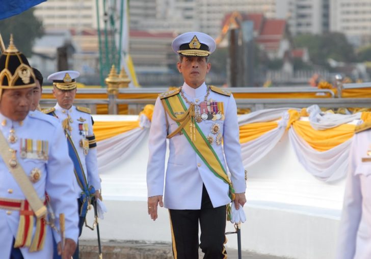สมเด็จพระบรมฯเสด็จทางชลมารคถวายผ้าพระกฐินวัดอรุณ