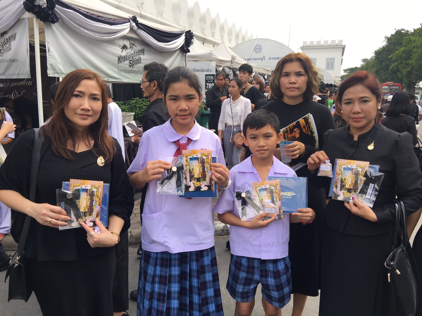 นางฐิติรัตน์ (ซ้าย)