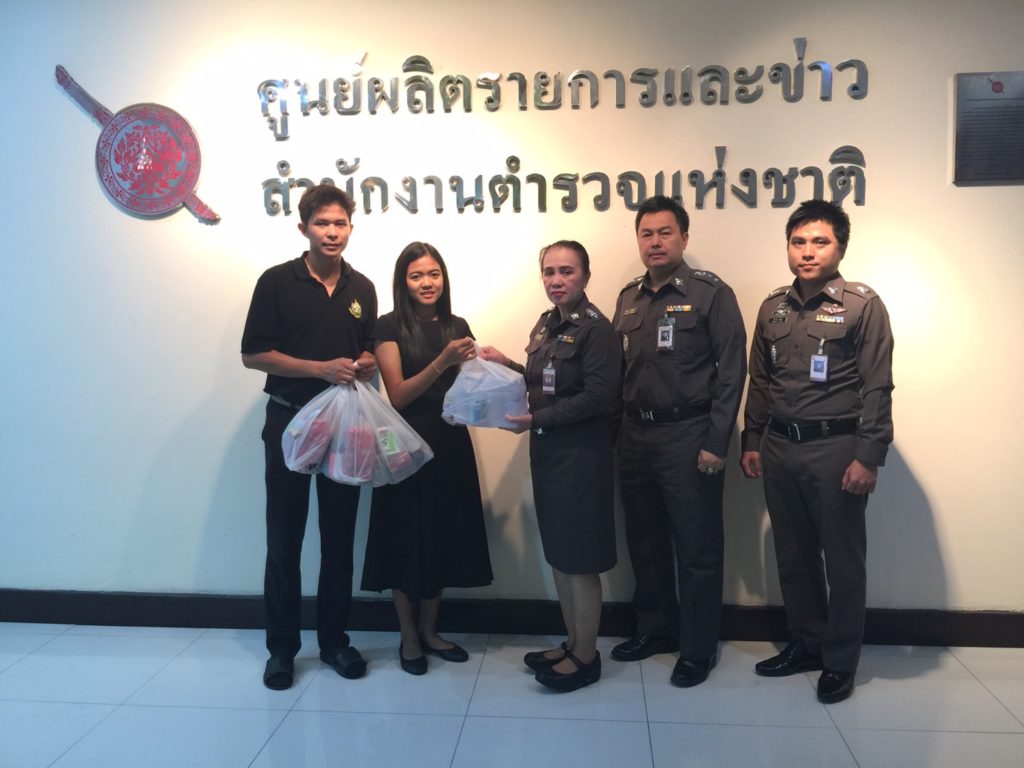 ประชาชนนำอาหาร น้ำดื่มบริจาคให้ประชาชนที่ประสบภัยน้ำท่วม ผ่านกองสารนิเทศ ตร.