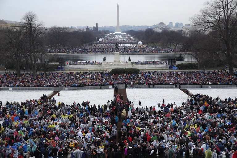 ผู้คนหลั่งไหลมายังเนชั่นแนลมอลเพื่อร่วมพิธีสาบานตนของทรัมป์  / AFP
