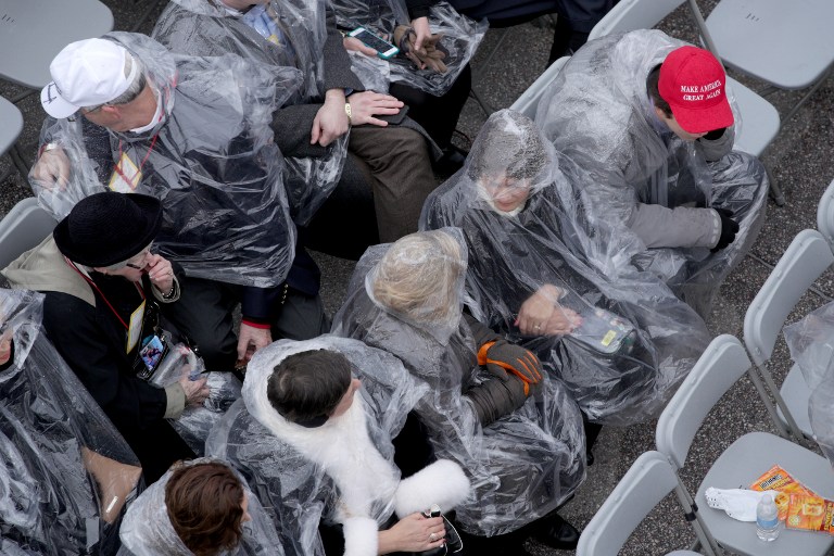 ไม่หวั่นแม้ฝนโปรยปรายไม่หยุด / AFP