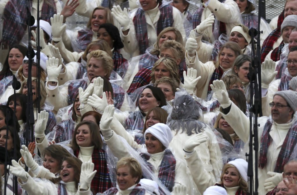 กองเชียร์พร้อม / REUTERS