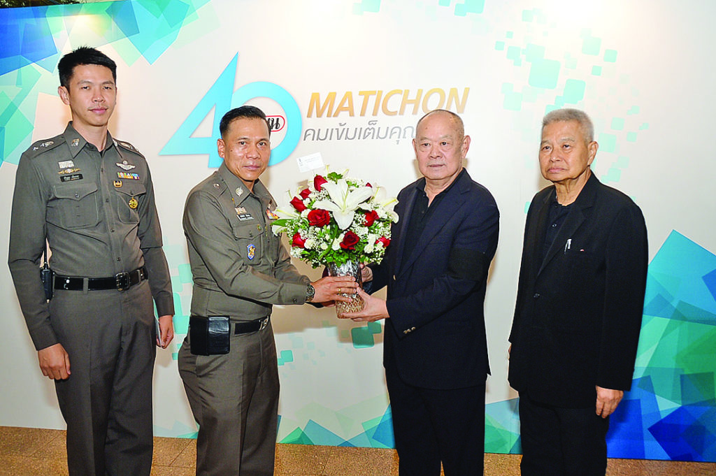 พล.ต.อ.เฉลิมเกียรติ ศรีวรขาน รองผบ.ตร.นำกระเช้าดอกไม้อวยพร
