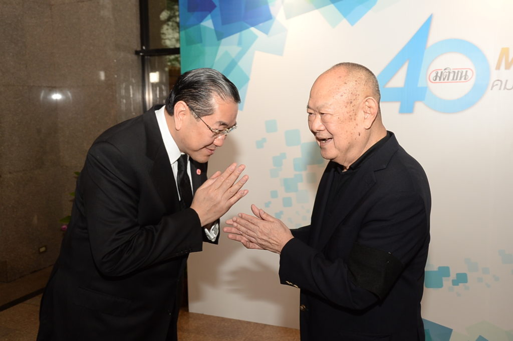 สุรเกียรติ์ เสถียรไทย มาร่วมยินดีและนั่งพูดคุยแลกเปลี่ยนทรรศนะกับแขกท่านอื่นๆอยู่นาน