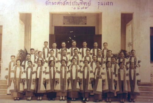 อักษรศาสตร์บัณฑิตย์ รุ่นแรก 