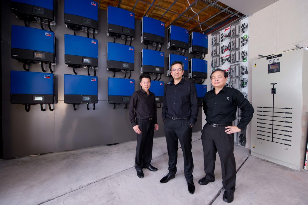 กำธร ศิลาอ่อน และคณะผู้บริหารโรงงานเบเกอรี่เอสแอนด์พี