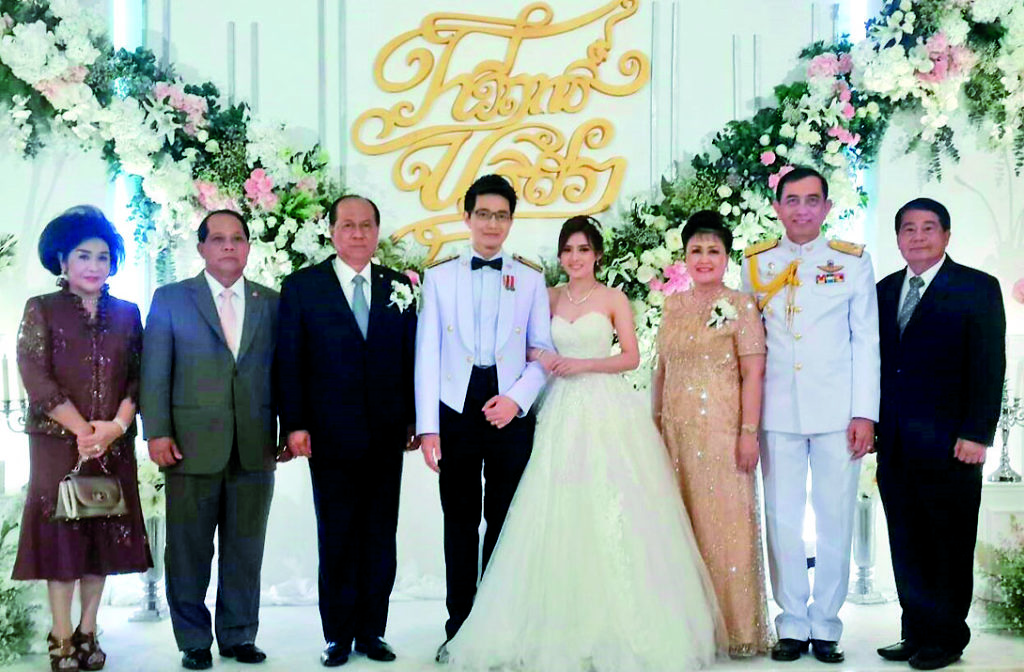 กิ่งทองใบหยก - พล.อ.อนุพงษ์ เผ่าจินดา รมว.มหาดไทย เป็นประธานพิธีฉลองมงคลสมรสระหว่าง นริสรา ธรรมอินทอง บุตรี สำเริง-สุดใจ ธรรมอินทอง กับทวีฤทธิ์ มานวกุล บุตร พล.อ.คมสัน-วรนันท์ มานวกุล ณ รร.รามาการ์เด้นส์ เมื่อเร็วๆ นี้ 