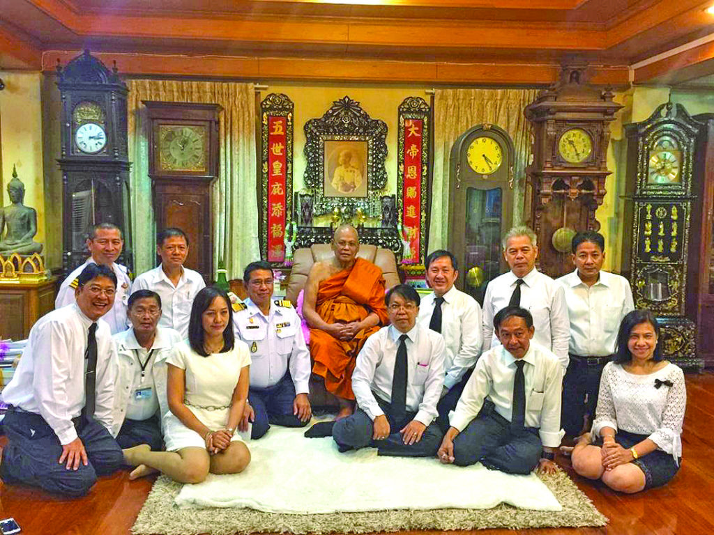ขอพร - นายณรงค์ เขียดเดช ผู้ว่าการการทางพิเศษแห่งประเทศไทย พร้อมคณะ เข้าถวายสักการะเจ้าประคุณสมเด็จพระพุทธชินวงศ์ ที่วัดพิชยญาติการาม ฝั่งธนบุรี ขอพรปีใหม่ 2560 เพื่อความเป็นสิริมงคล