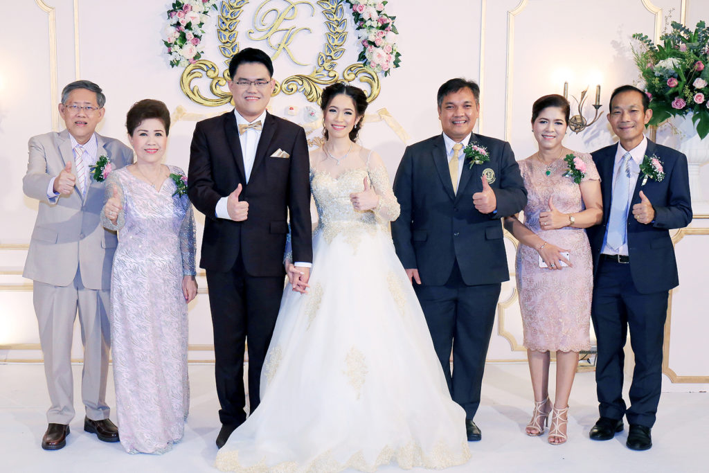 คู่หวาน - จงรัก วัชรินทร์รัตน์ รักษาการแทนอธิการบดีมหาวิทยาลัยเกษตรศาสตร์ เป็นประธานพิธีฉลองมงคลสมรส ระหว่าง ภกญ.โชติมา หาญณรงค์ บุตรี นิวัต-สมศรี หาญณรงค์ กับ ภก.นิติ  สันแสนดี บุตร โฆษิต-จุฑาทิพย์ สันแสนดี ณ ห้องแกรนด์ บอลรูม โรงแรมมิราเคิลแกรนด์ คอนเวนชั่น