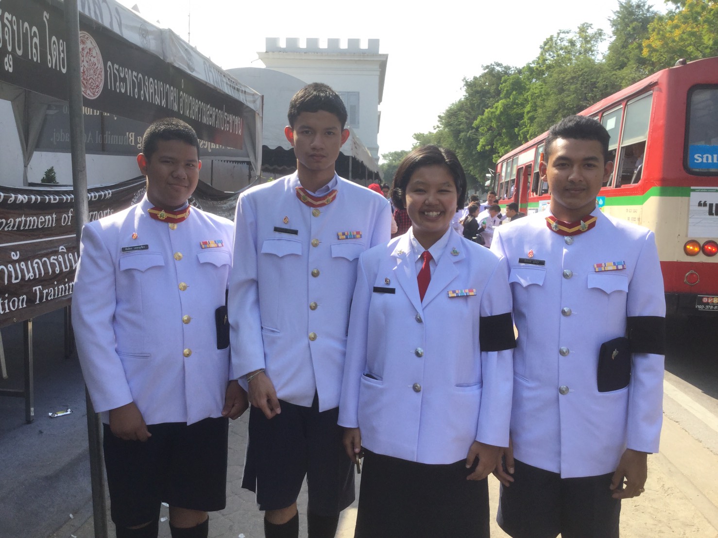 จุฑามาศ อรุณโชติ (คนที่ 3) ธีรพงศ์ ภูมิสุข (ขวาสุด)