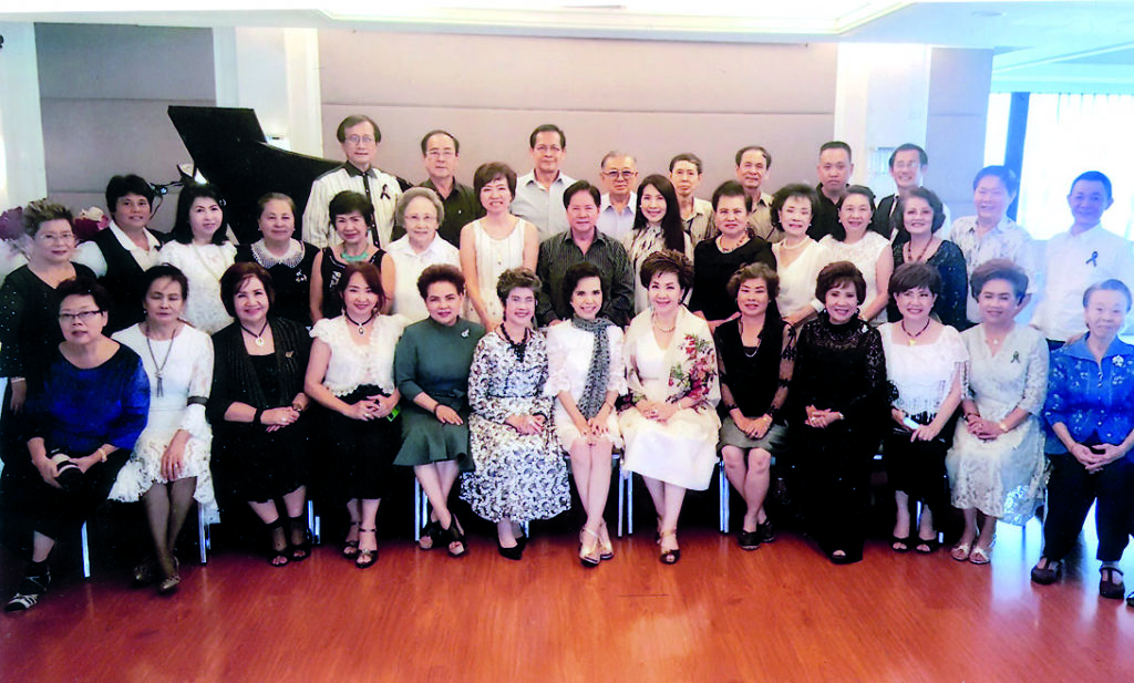 ฉลอง - สัมพันธ์ เลิศนุวัฒน์ อดีตรัฐมนตรีสำนักนายกฯ และเพื่อนกลุ่มหน้าวัง เลี้ยงฉลองวันคล้ายวันเกิดให้ เพชรรัตน์ เลิศนุวัฒน์ โดยมีนวลจันทร์ เพียรธรรม สุนันทา นิงสานนท์ พร้อมเพื่อนๆ ไปร่วมงานด้วย ณ รร.เพียตร้า รัชดาภิเษก เมื่อเร็วๆ นี้