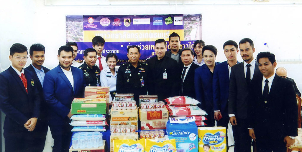 ซับน้ำตา - พล.อ.กฤษฏา อารีรัชชกุล รองผู้บัญชาการทหารสูงสุด รับมอบเครื่องอุปโภค-บริโภค และสิ่งของเครื่องใช้ต่างๆ จาก ดวงฤทธิ์ เบ็ญจาธิกุล ชัยรุ่งเรือง รองอธิการบดีมหาวิทยาลัยกรุงเทพธนบุรี ที่นักศึกษา พี่น้องชาวเขตทวีวัฒนา นำมามอบให้เพื่อนำไปช่วยเหลือผู้ประสบอุทกภัยในจังหวัดต่างๆ ของภาคใต้ ณ ห้องรับรองกองบัญชาการทหารสูงสุด ศูนย์ราชการถนนแจ้งวัฒนะ หลักสี่ เมื่อเร็วๆ นี้