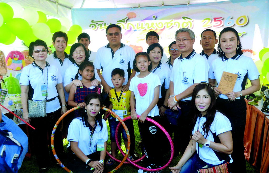 ดินแดนความสุข - วิจารย์ สิมาฉายา ปลัดกระทรวงทรัพยากรธรรมชาติและสิ่งแวดล้อม ให้เกียรติถ่ายภาพเป็นที่ระลึกกับเจ้าหน้าที่ขององค์การอุตสาหกรรมป่าไม้ (อ.อ.ป.) เนื่องในวันเด็กแห่งชาติ 2560 โดยในปีนี้ อ.อ.ป.จัดบูธภายใต้แนวคิด “ดินแดนแห่งความสุข ตามศาสตร์พระราชา” ณ ทำเนียบรัฐบาล เมื่อเร็วๆ นี้