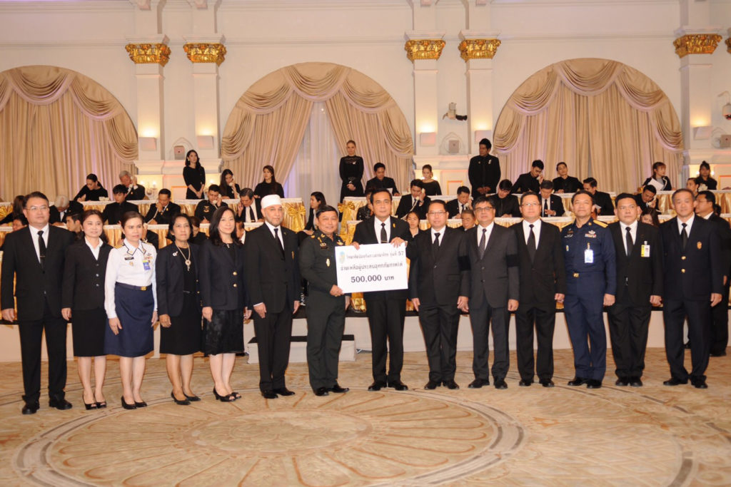 ช่วยอุทกภัยภาคใต้ - พล.อ.ประยุทธ์ จันทร์โอชา นายกรัฐมนตรี รับมอบเงินบริจาคจาก พล.ท. กู้เกียรติ ศรีนาคา ประธานนักศึกษาวิทยาลัยป้องกันราชอาณาจักร (วปอ.) รุ่นที่ 57 พร้อมคณะ จำนวน 500,000 บาท ในงาน “ประชารัฐร่วมใจ ช่วยอุทกภัยภาคใต้” เพื่อช่วยเหลือผู้ประสบอุทกภัย ณ ทำเนียบรัฐบาล เมื่อเร็วๆ นี้