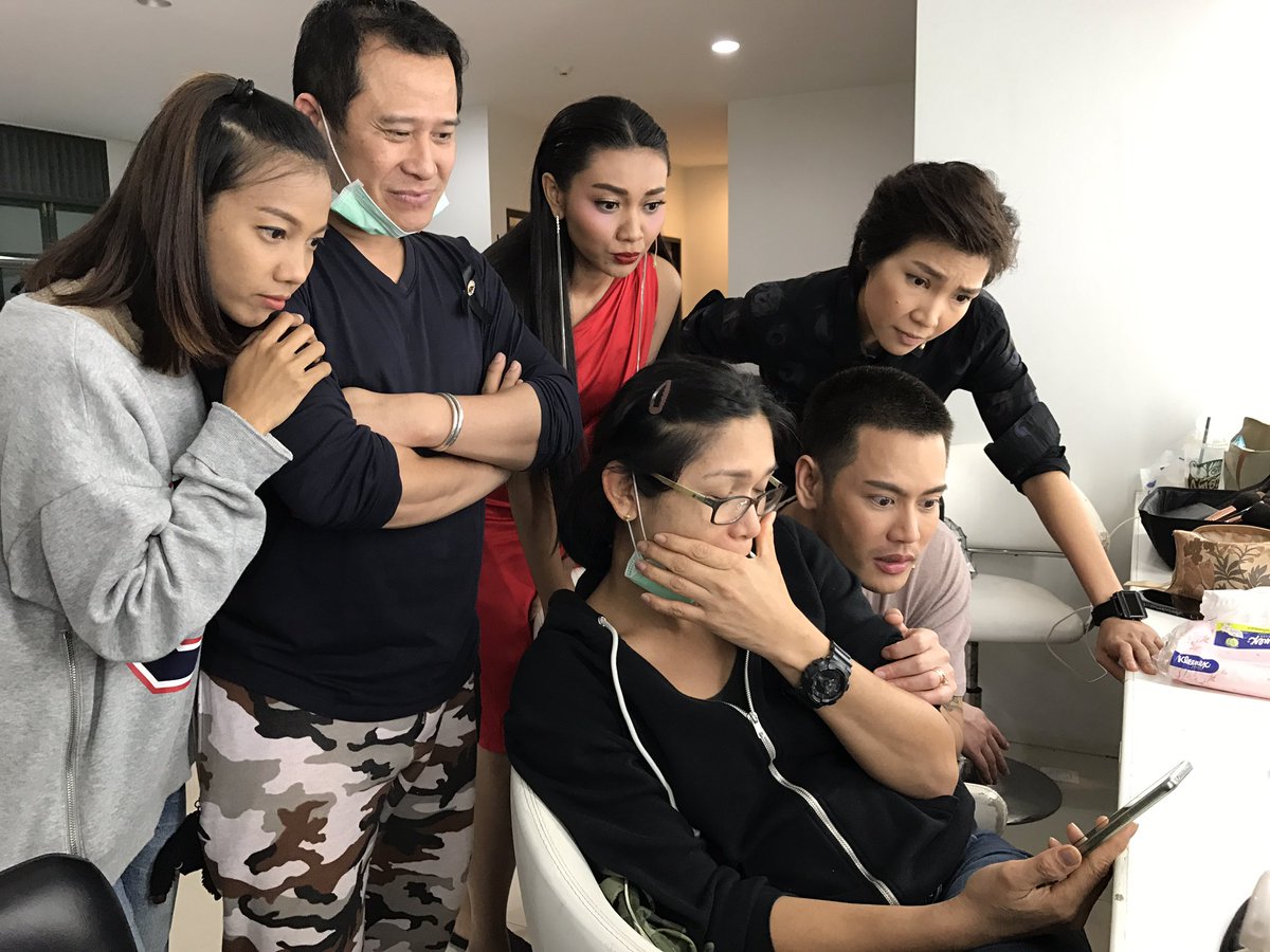 นักร้อง-ดีเจแกรมมี่พักเบรคมาเชียร์สุดพลัง ภาพจากทวิตเตอร์ Real Gam Wichayanee ‏