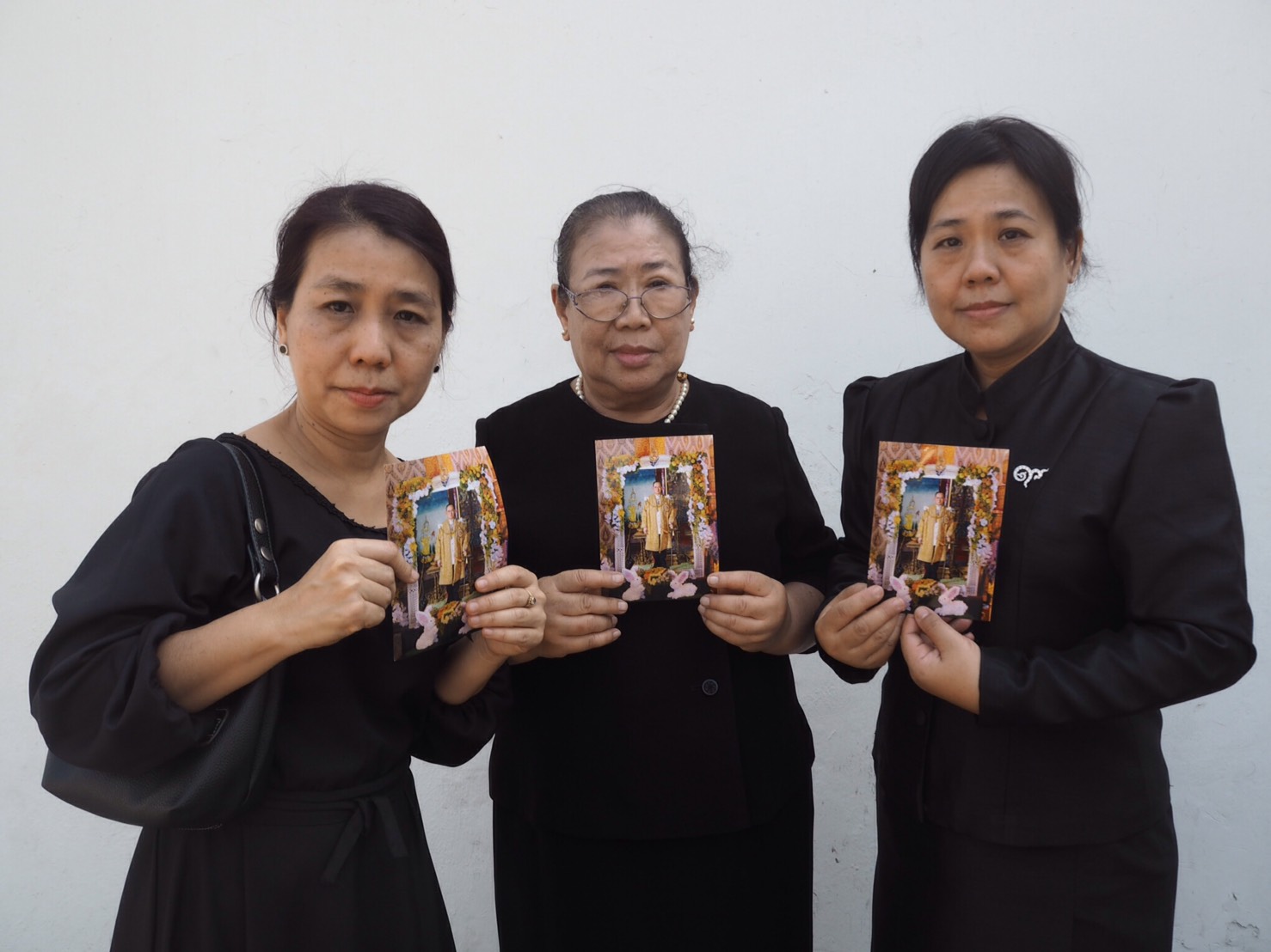 นางสมพิศ กฤษณวรรณ (กลาง) พร้อมบุตรสาว