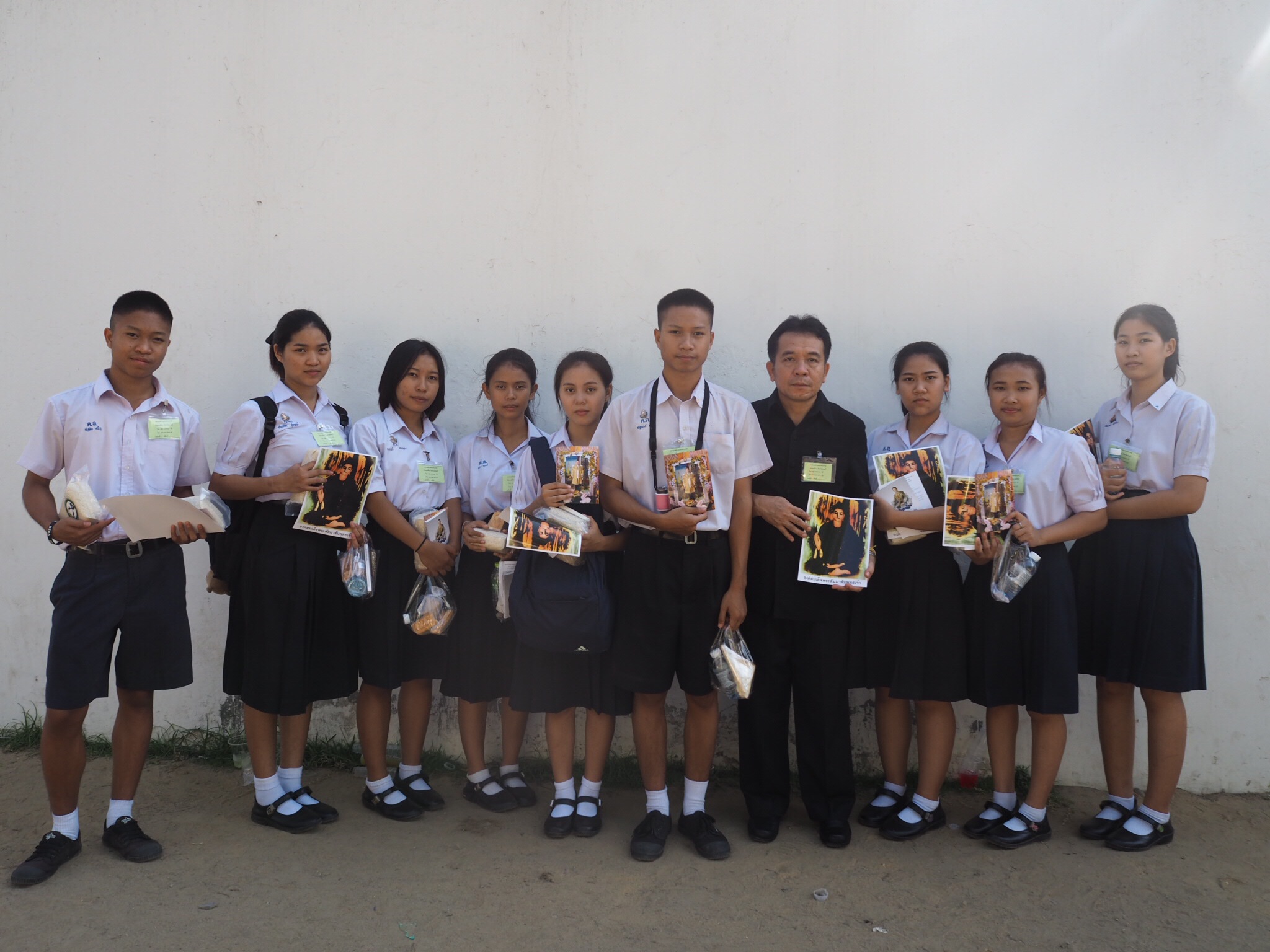 นายณัฐพงศ์ และเพื่อนๆในโรงเรียน 1