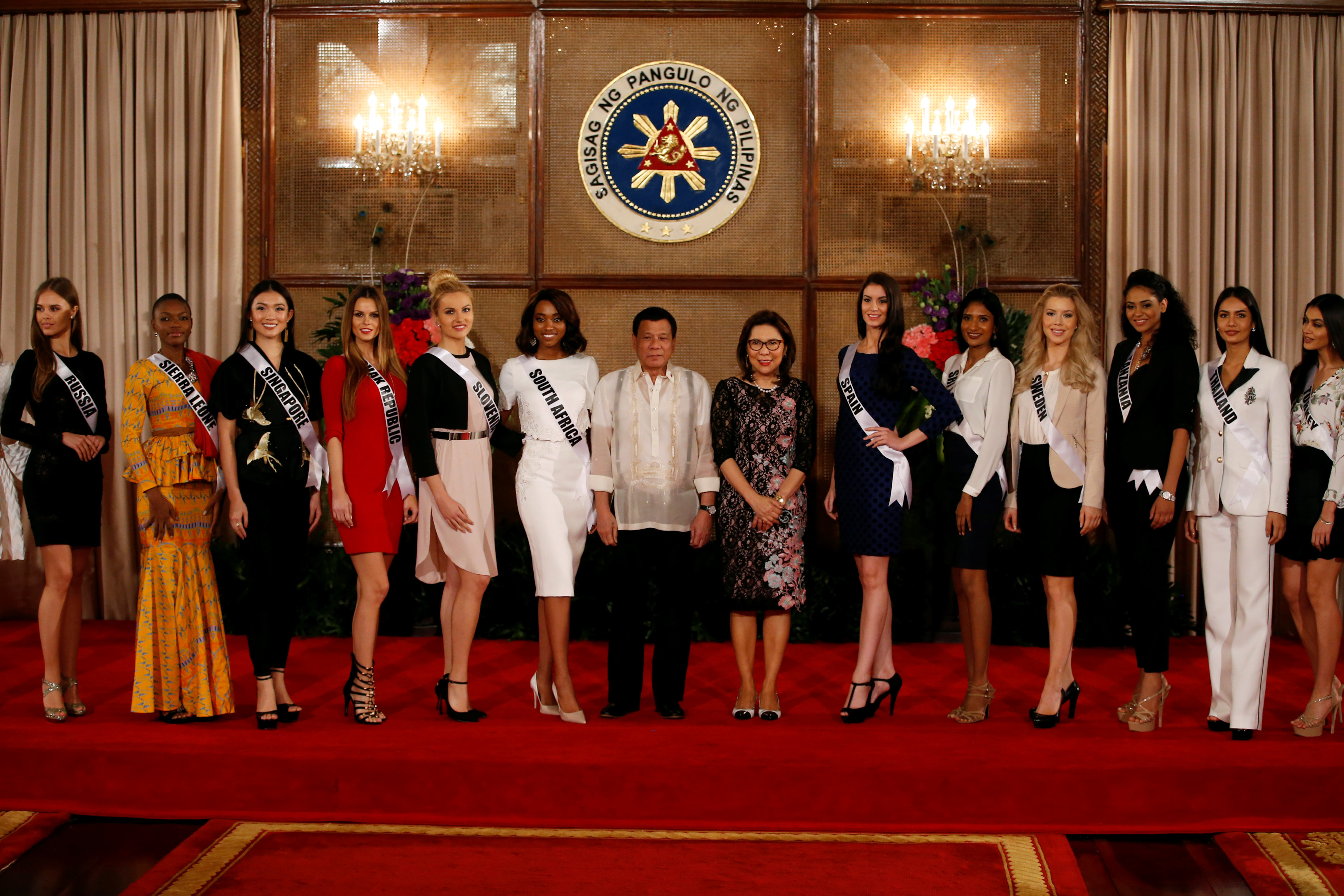 Philippine President Rodrigo Duterte and Philippine Tourism Secretary Wanda Teo (7th R) pose with Miss Universe candidates at the presidential palace in Manila, Philippines January 23, 2017. REUTERS/Erik De Castro