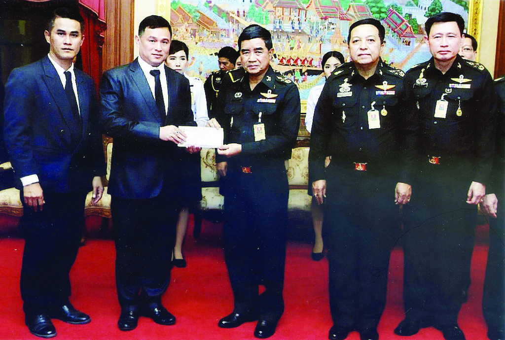 น้ำใจช่วยใต้ - พล.อ.เฉลิมชัย สิทธิสาท ผบ.ทบ. เป็นประธานในการรับมอบทุนทรัพย์ จำนวน 100,000 บาท จากหิมาลัย ผิวพรรณ ที่ปรึกษาประธานบริหาร บจ.เอ็น ที อาร์ มีเดีย แอนด์ คอนซัลแทนท์ เพื่อช่วยเหลือผู้ประสบอุทกภัยภาคใต้ ณ กองบัญชาการกองทัพบก เมื่อเร็วๆ นี้